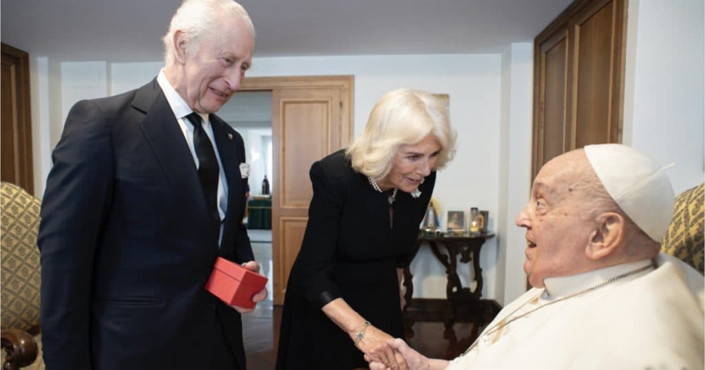 Papa Francisc i-a întâmpinat pe regele Charles și regina Camilla la Vatican. Mesajul transmis de Suveranul Pontif.