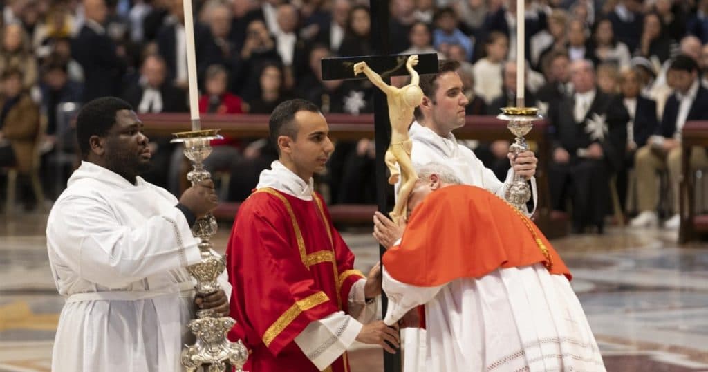 Papa Francisc, aflat în convalescenţă, a fost absent de la procesiunea anuală din Vinerea Mare de la Roma.