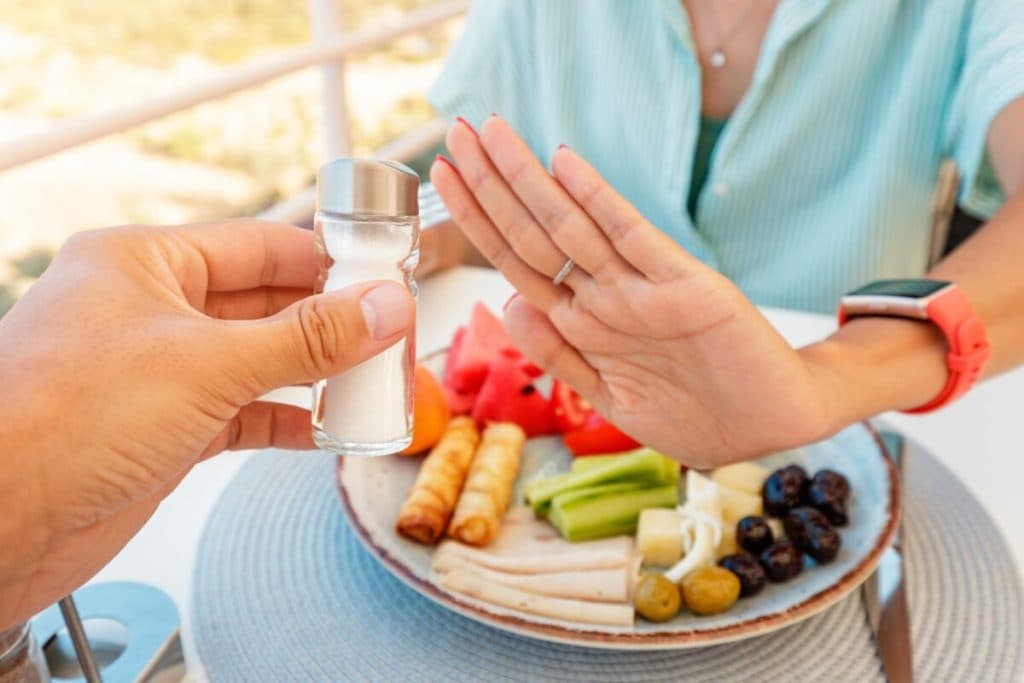 Patru tipuri de alimente pe care ar trebui să le eviți pentru a scădea tensiunea arterială