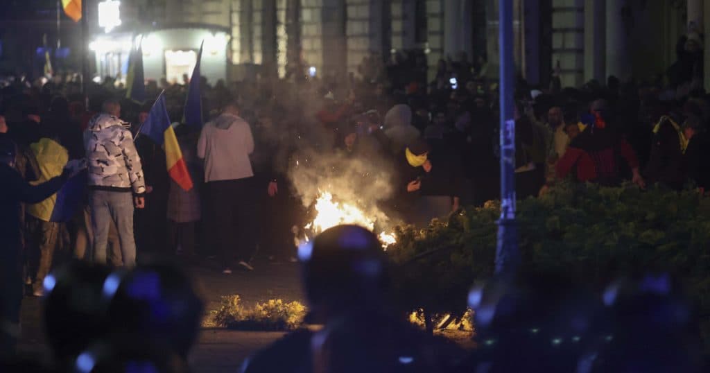 Patru protestatari au fost arestați după violențele susținătorilor lui Georgescu în fața BEC: jandarmii au fost agresați, iar o mașină Digi24 a fost vandalizată.