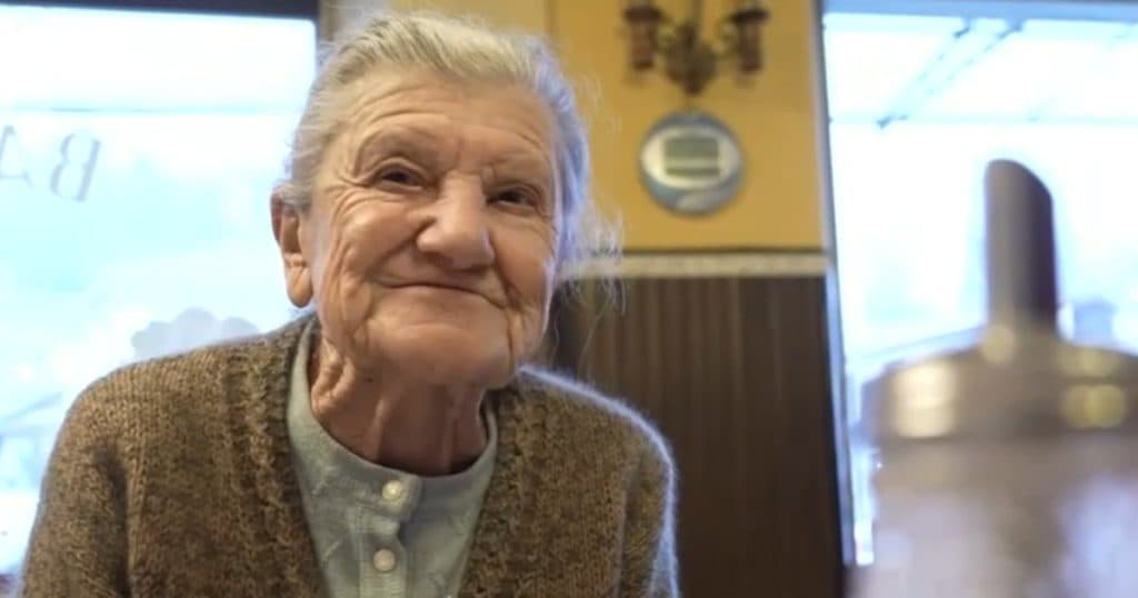 Povestea unei femei de 100 de ani care continuă să lucreze ca barista. „Aici este viața mea. E ca un medicament.”