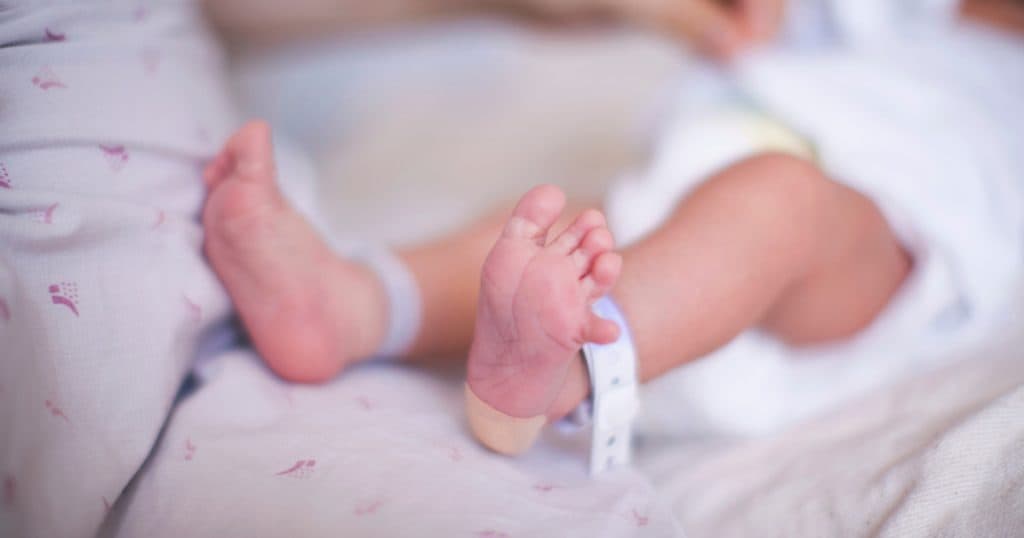 Premieră în Marea Britanie: O femeie a adus pe lume o fetiță după ce sora sa i-a donat uterul, descriind acest gest ca fiind „cel mai bun cadou la care am fi putut spera”