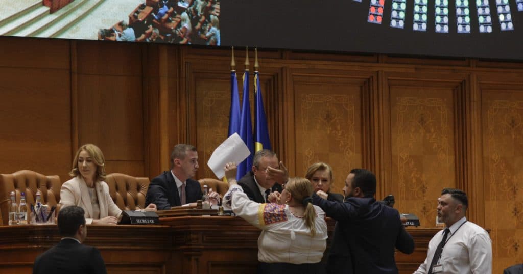 Proiect de lege: Persoanele agresive se pot confrunta cu o interdicție de doi ani în Palatul Parlamentului