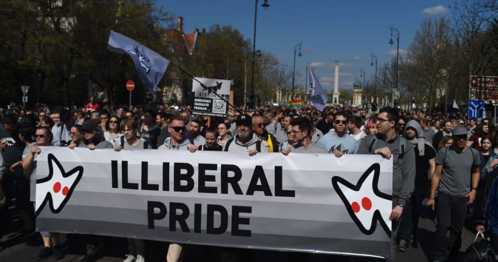 Protest original la Budapesta. Viktor Orban, ironizat pentru legea anti-LGBTQ: „Să fim toți la fel”