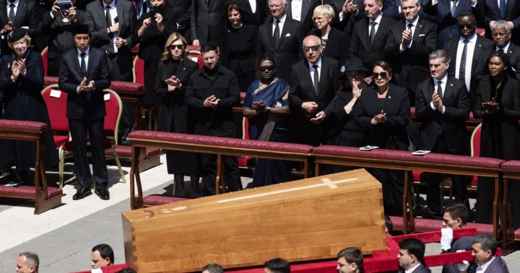 Protocolul Vaticanului a fost încălcat pentru Zelenski, care a primit un loc de onoare la funeraliile papei.