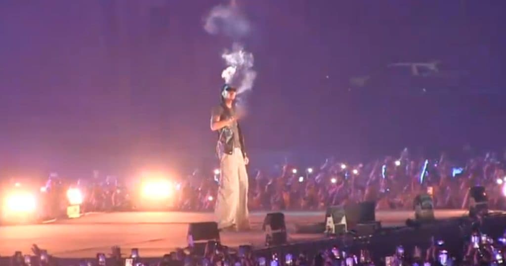 Rapperul Wizz Khalifa a fost sancționat în România cu o amendă pentru deținerea de droguri.