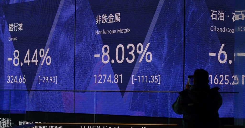 „Războiul nuclear economic” al lui Donald Trump: Bursele asiatice au suferit o prăbușire, iar Wall Street se pregătește pentru o nouă zi de luni neagră.