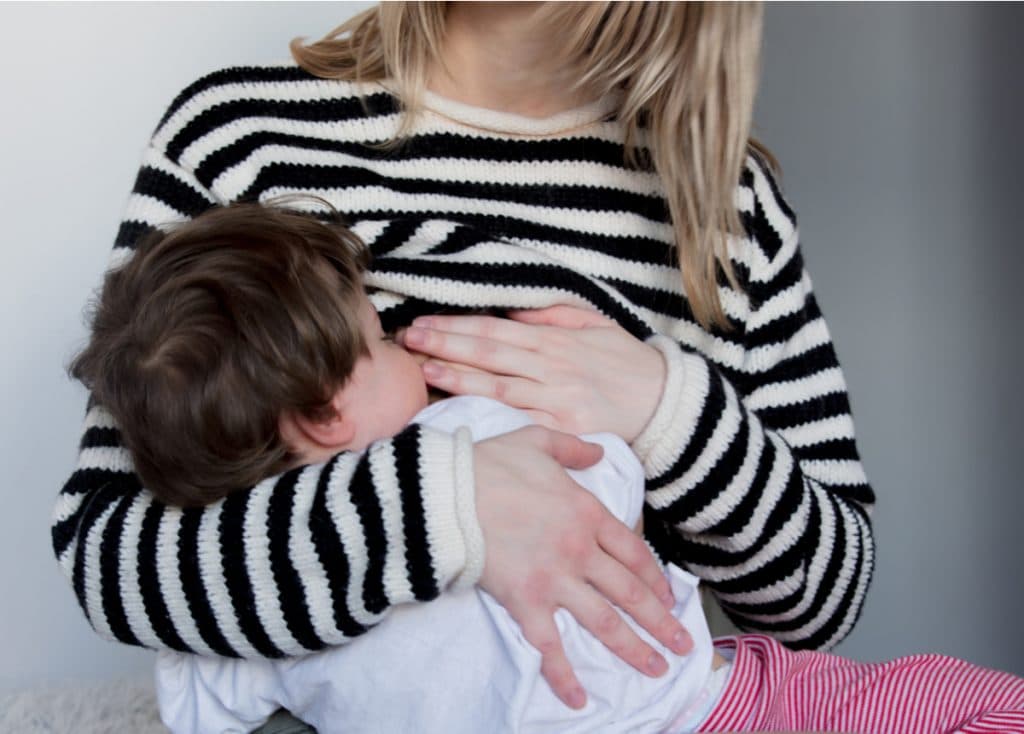 Reducția mamară, o intervenție din ce în ce mai căutată! Femeile se întreabă dacă pot continua să alăpteze după această procedură.