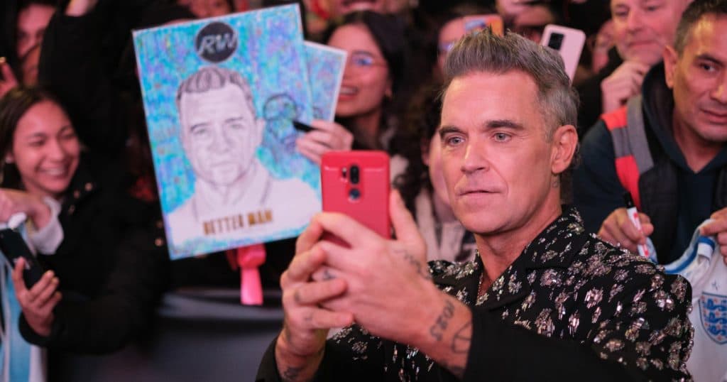 Robbie Williams afirmă că selfie-urile și contactul cu fanii îi creează disconfort: „Interacțiunea socială mă sperie”