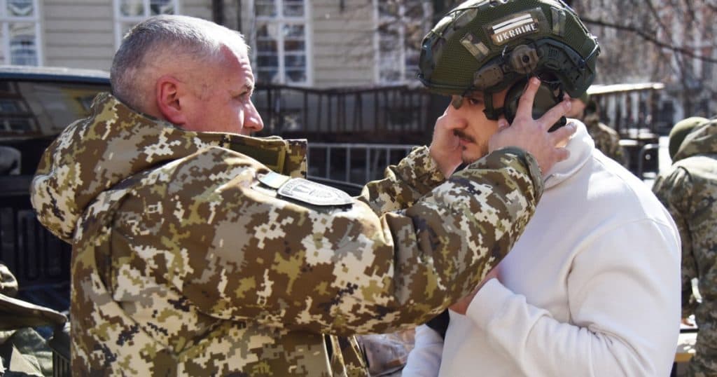 Salariu atractiv și împrumut fără dobândă pentru achiziția unei locuințe: Opiniile tinerilor privind oferta de recrutare în armata Ucrainei.