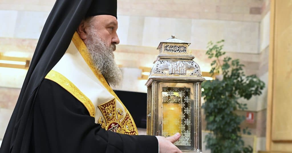 Sfânta Lumină va fi adusă sâmbătă de la Ierusalim și va fi oferită tuturor delegațiilor eparhiilor Patriarhiei Române.