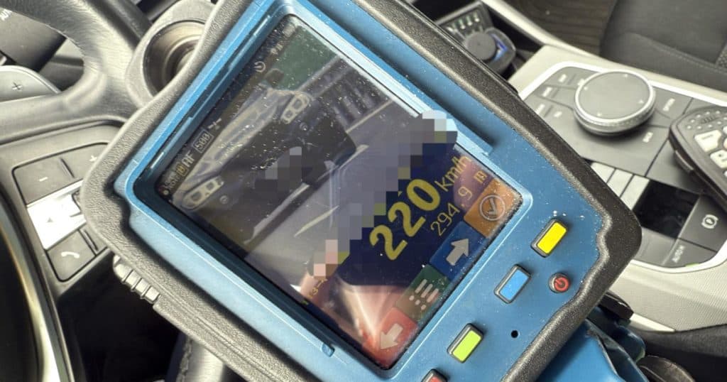 Şofer prins cu viteza de 220 km/h pe A1, în apropierea localității Tălmaciu. Polițiști: „Nu a reflectat mult înainte de a apăsa accelerația.”