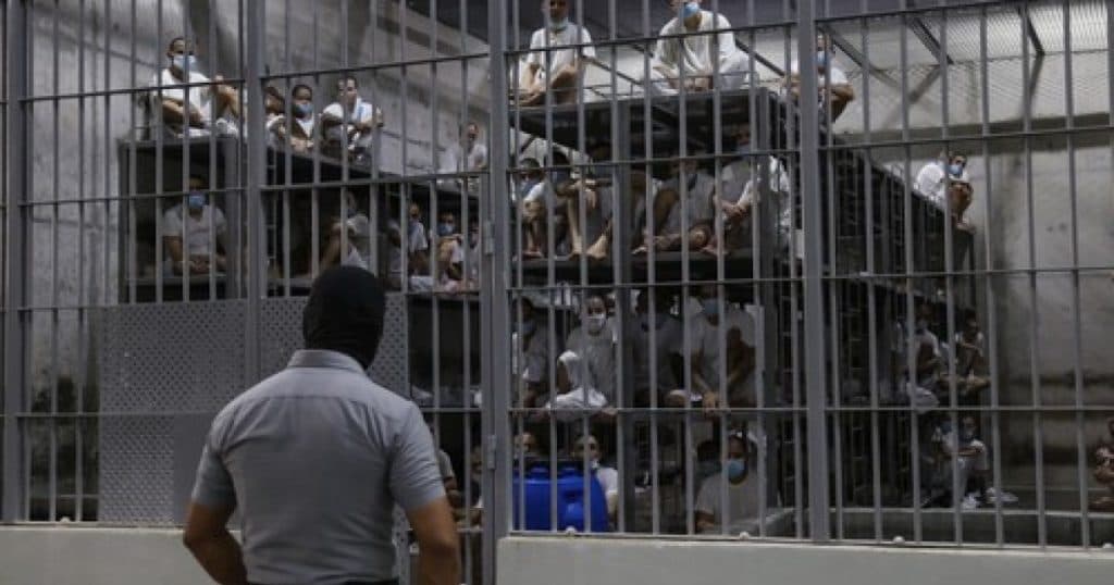 SUA au deportat în El Salvador zece criminali din grupuri teroriste. Aceștia vor fi încarcerați în mega-închisoarea Cecot.