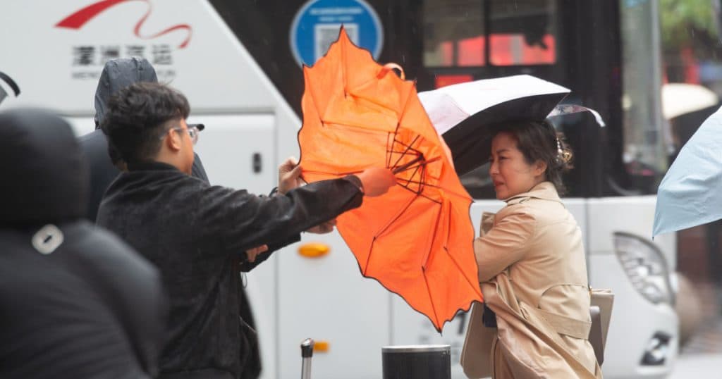 Sute de zboruri anulate în China din cauza condițiilor meteorologice extreme. Vântul atinge viteze record, iar autoritățile au emis avertizări pentru populație.