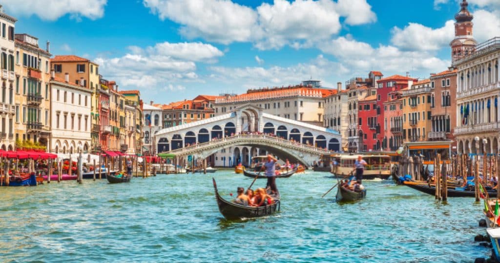 Taxa de intrare de 5 euro în Veneția va fi reinstaurată. Pentru unii turiști, aceasta se va dubla.