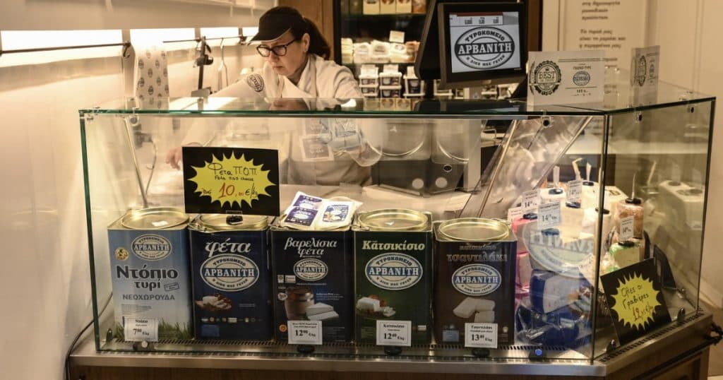 Taxele impuse de Trump ridică semne de întrebare asupra intențiilor fermierilor greci de a exporta feta în SUA, după ce în 2019 au evitat tarifele.