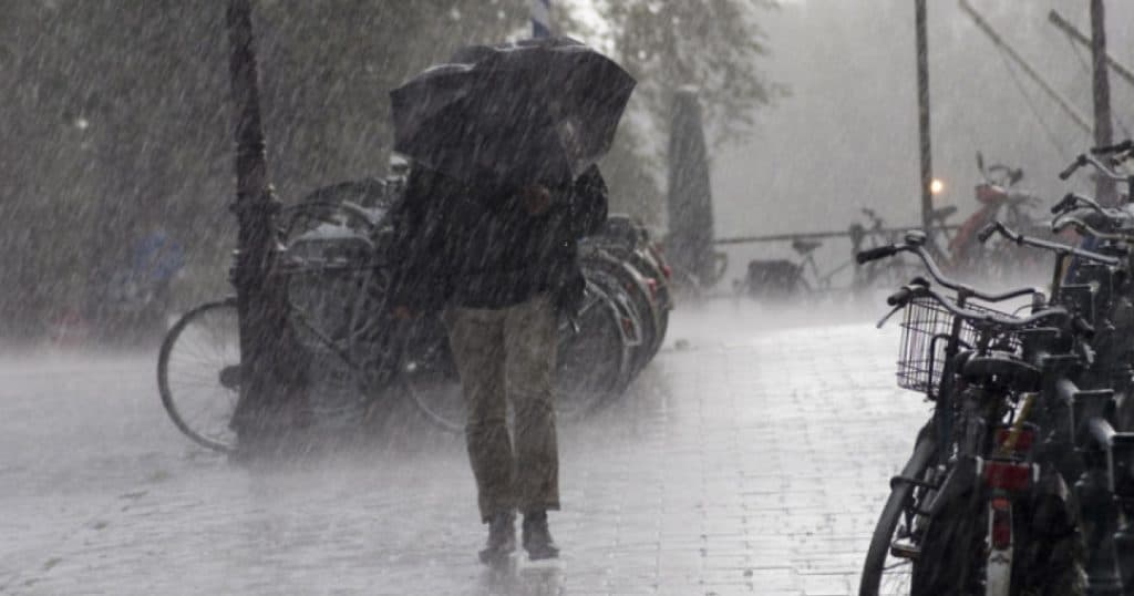 Temperaturile au scăzut brusc cu 10 grade. Cod galben de vijelii în București, iar mai multe județe se află sub avertizări de furtună.