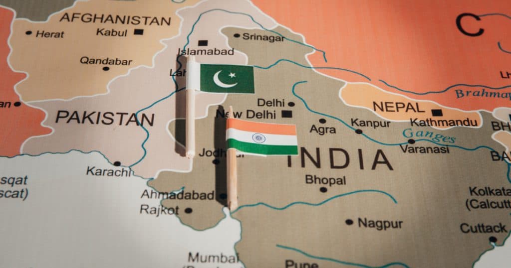 Tensiunile cresc între puterile nucleare India și Pakistan după atacul terorist din Kashmir.
