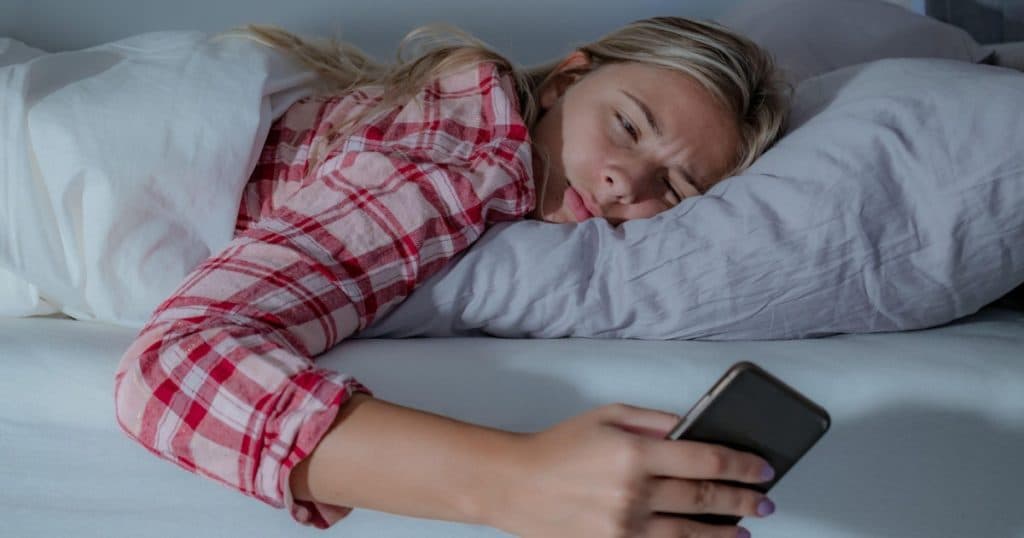 Timpul petrecut pe dispozitive înainte de culcare duce la probleme de somn. Cum se poate preveni insomnia.