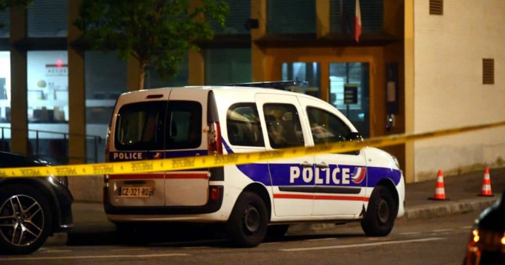 Trei tineri suspectați de planificarea unor atentate sinucigașe în Franța au fost arestați. Ce au descoperit anchetatorii în urma perchezițiilor.