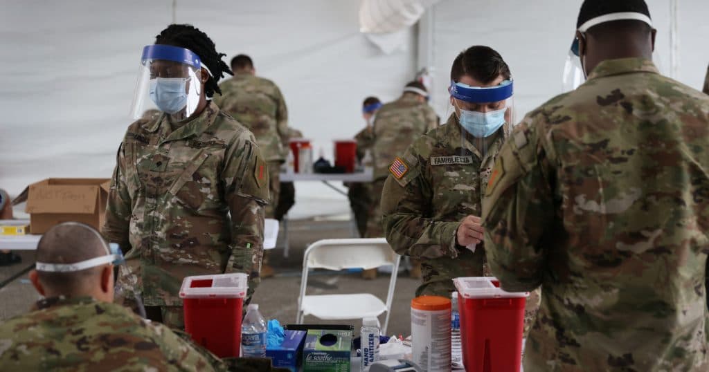 Trump va oferi despăgubiri militarilor SUA concediați pentru refuzul vaccinării împotriva COVID-19.