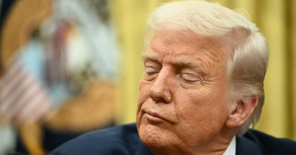 Trump își bate joc de presă în timp ce discută despre un posibil al treilea mandat de președinte, afirmă liderul republican din Senatul SUA.