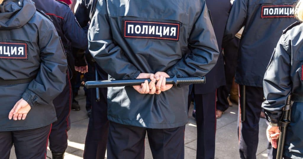 Un american reținut în Rusia pentru agresarea unui polițist și solicitarea azilului politic a fost internat într-o unitate de psihiatrie.