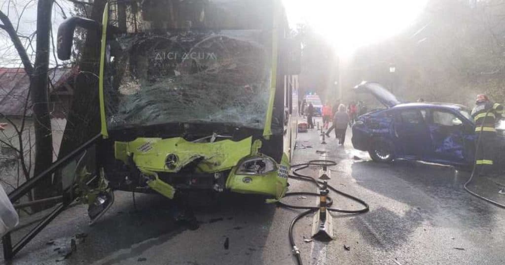 Un autoturism și un autocar s-au colizionat în Sinaia, iar mașina a fost cuprinsă de flăcări. A fost solicitat un elicopter SMURD.
