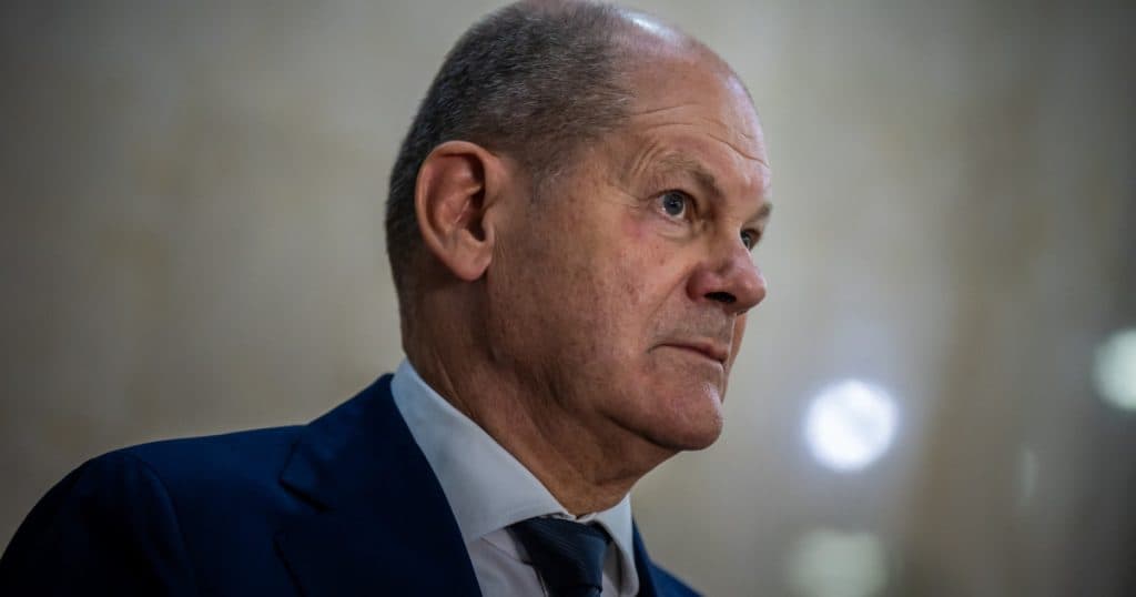 Un bărbat din Germania a fost sancționat sever pentru că l-a îmbrățișat pe Olaf Scholz la aeroport.