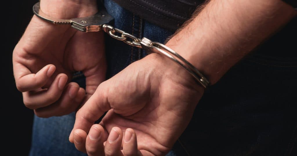 Un bărbat din județul Cluj a fost arestat după ce a pretins că este funcționar bancar și apoi polițist, reușind să obțină în total 55.000 lei.