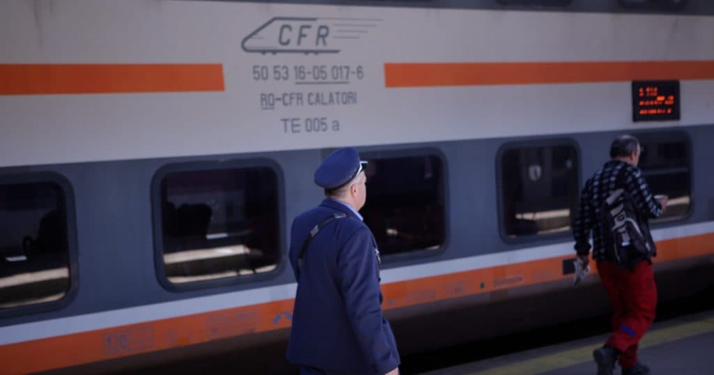 Un bărbat s-a legat cu lanţ şi lacăt în faţa unui tren în gara din Târgu Mureş, fiind ulterior eliberat de echipajele de intervenţie.