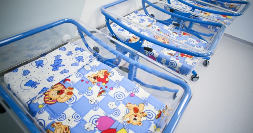 Un bebeluș a dispărut de la maternitatea din Bacău. Dintre cei doi gemeni pe care i-a născut, mama a reușit să găsească doar unul.