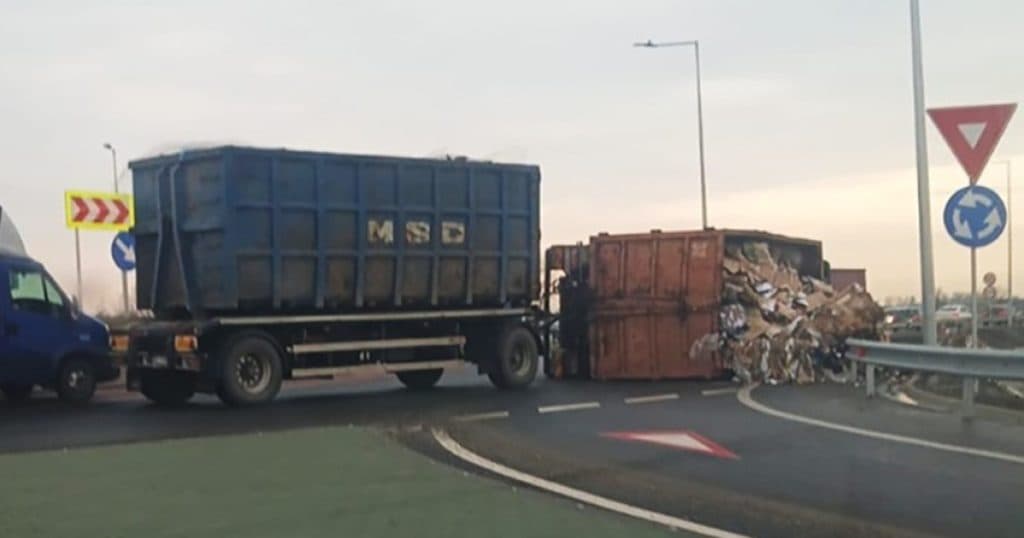 Un camion cu deșeuri s-a răsturnat pe breteaua de acces către Autostrada Buzău – Focșani, în apropierea localității Vadu Pașii, blocând traficul.