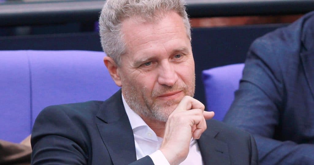 Un eurodeputat german a pierdut imunitatea: Este sub investigație pentru un fotomontaj cu figuri publice care efectuau salutul nazist.