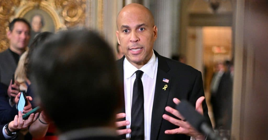 Un senator democrat l-a atacat pe Trump timp de 25 de ore într-un discurs record în Senatul SUA.
