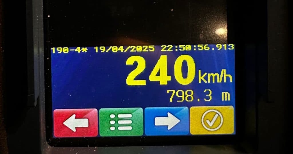 Un șofer în vârstă de 22 de ani a fost surprins circulând cu 240 de km/h. Amenda semnificativă pe care a obținut-o