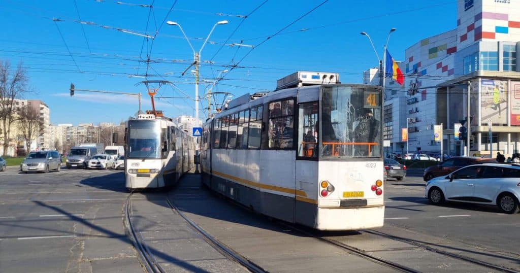 Un tramvai a deraiat în București, iar vagonul a lovit un motociclist care a suferit răni. Circulația este blocată pe mai multe linii.