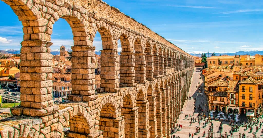 Un turist a decedat în Spania după ce a căzut de pe o terasă cu vedere la un celebru apeduct roman.