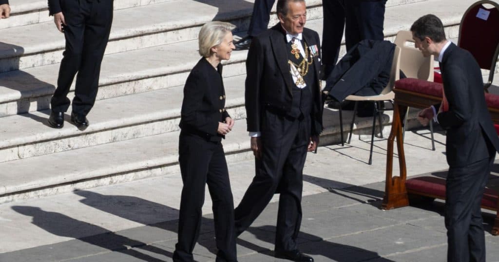 Ursula von der Leyen și Donald Trump s-au întâlnit, în sfârșit, la funeraliile papei Francisc. Promit o nouă întâlnire.