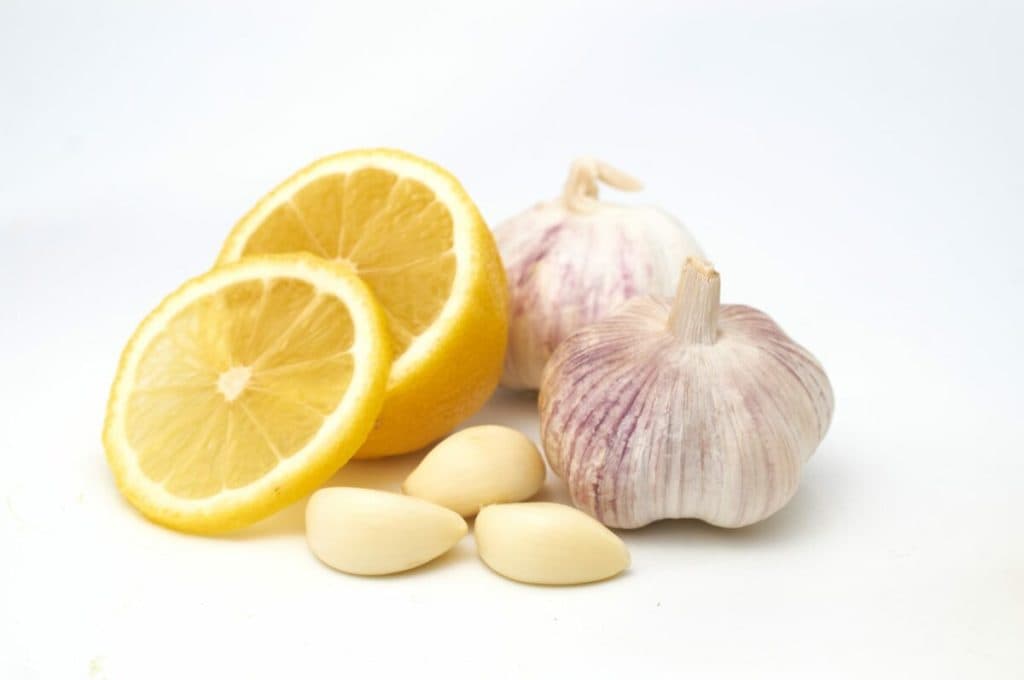 Usturoi și lămâie – Soluția rapidă pentru o detoxifiere eficientă