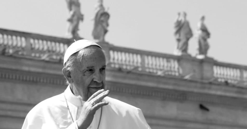 Vaticanul este în doliu: Papa Francisc va fi înmormântat astăzi. Lideri mondiali și credincioși din întreaga lume participă la ceremonie.
