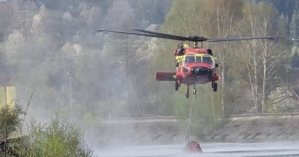 A treia zi în care elicopterul Black Hawk intervine pentru a stinge incendiul de pădure din Argeș. Care este cauza incendiului de vegetație?