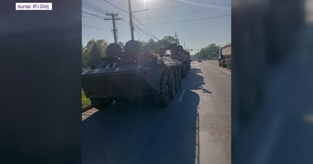 Accident cu un blindat al armatei în Dolj: o femeie a intrat cu mașina într-un transportator al MApN.