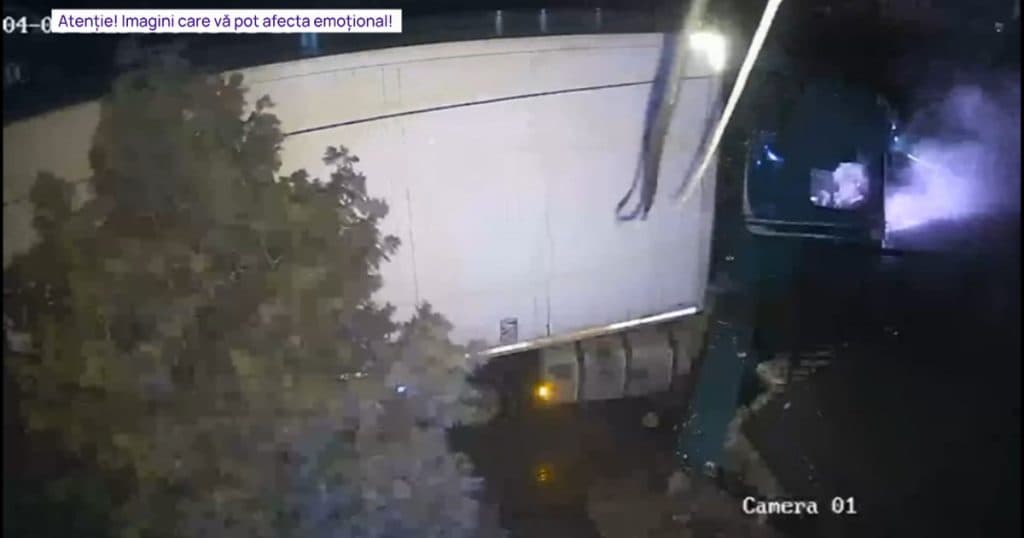 Accident grav în Iași: Un TIR a distrus un stâlp de electricitate, o conductă de gaze și s-a oprit în curtea unei locuințe.