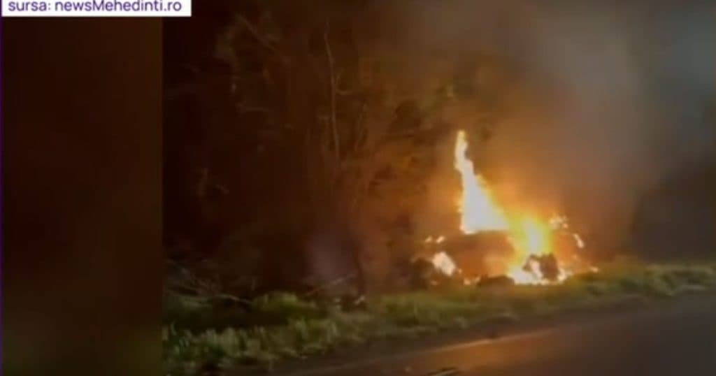 Accident grav în Mehedinți, soldat cu moartea unei tinere. Șoferul a efectuat o depășire periculoasă și a intrat într-un TIR.