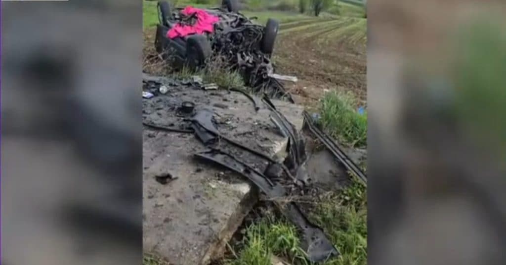 Accident grav în Mehedinți: Trei persoane au fost rănite după ce autoturismul în care se aflau a lovit un cap de pod și s-a răsturnat.
