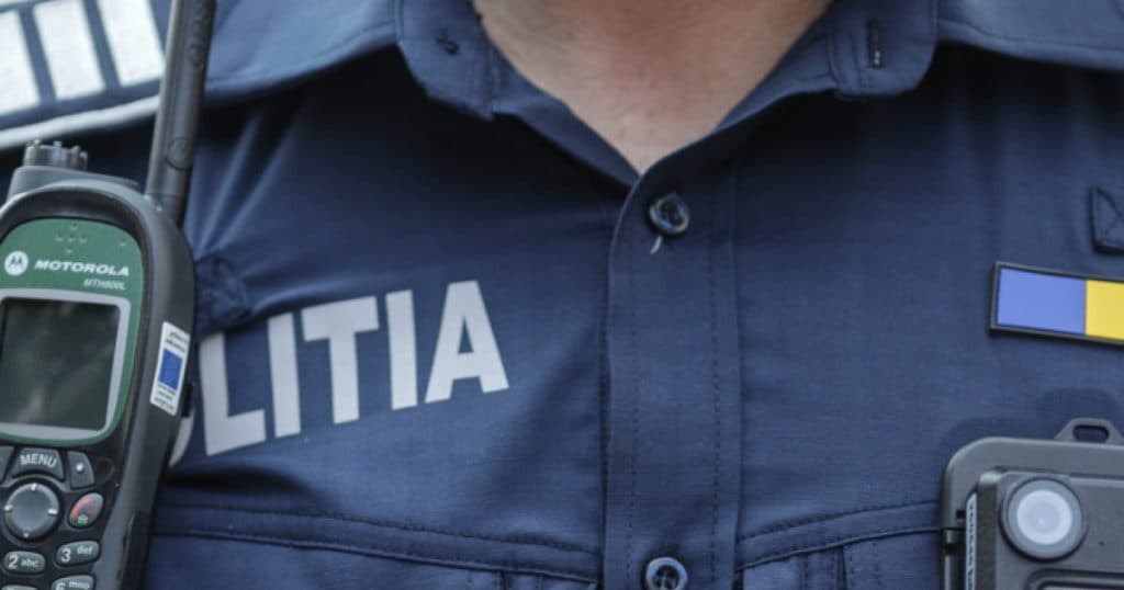Bărbat din Capitală, înșelat și agresat de doi străini care s-au prezentat ca polițiști și angajați ai unei bănci. Escrocii au fost reținuți.