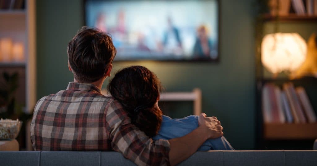Cele mai bune seriale din 2025 până acum: 10 producții care domină platformele de streaming.