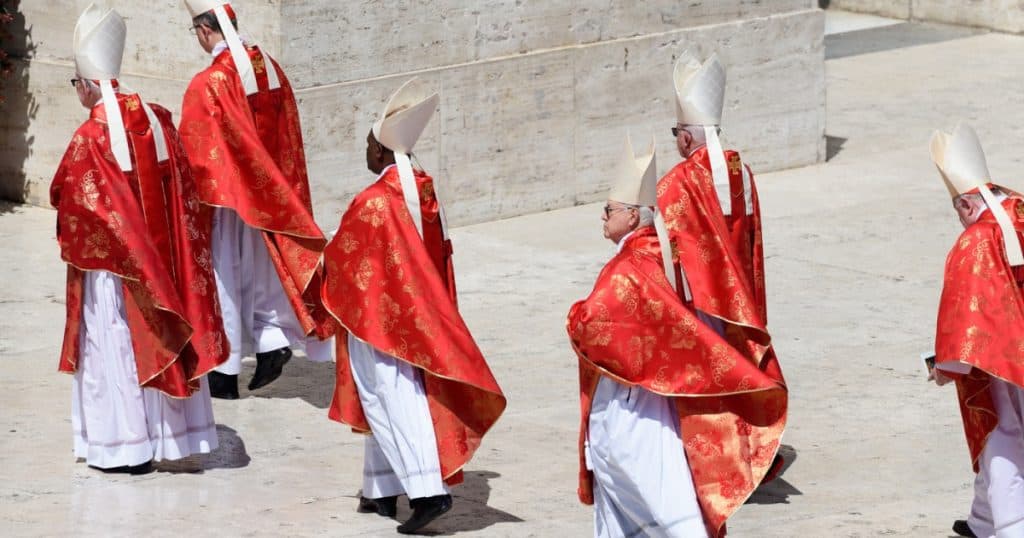 Conclavul celor 135 de cardinali se pregătește pentru alegerea noului papă. Care sunt favoriții?