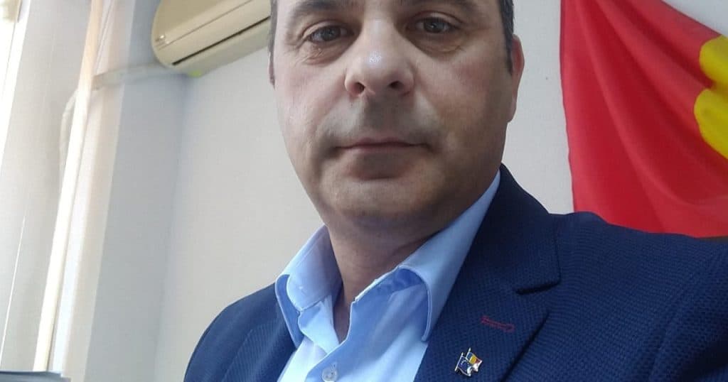 Directorul DSVSA Tulcea, surprins primind mită și aruncând parte din bani în WC. Procurorii au distrus toaleta pentru a recupera banii.